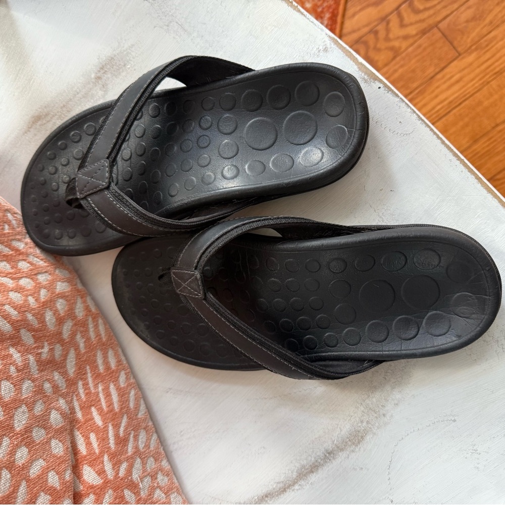 Vionic Tide m - Men size 7/Women size 9 - Black Flip Flops with Textured Soles